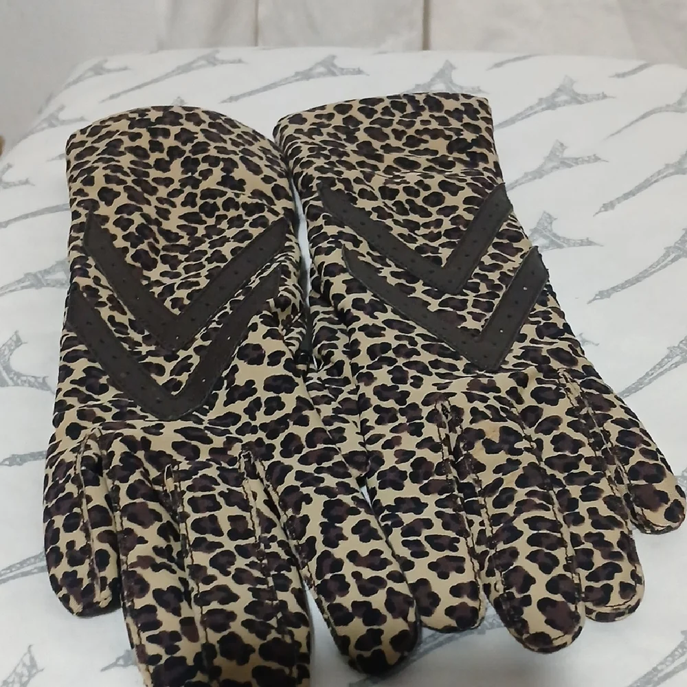 Isotoner Leopard Print Gloves with Brown Accents - Picture 2 of 6